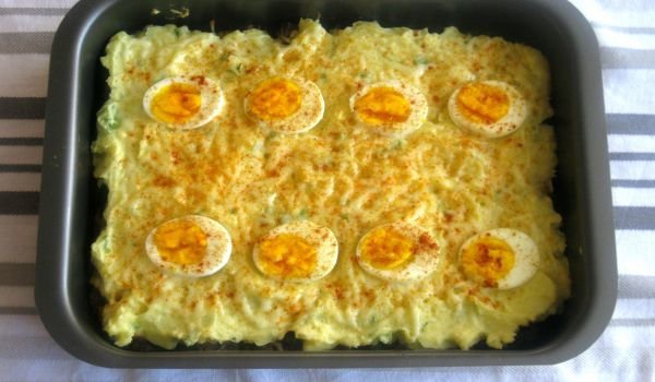 Запеканка с кайма, картофено пюре и яйца