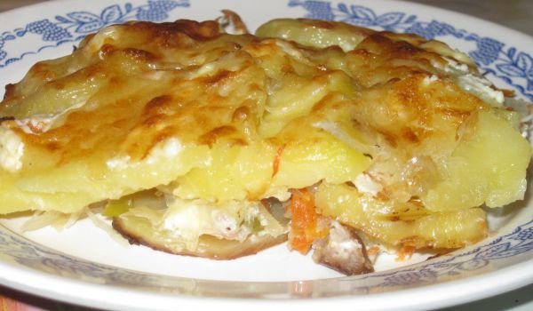 Запеканка с кайма, картофи и зеле