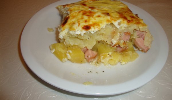 Запеканка с картофи, колбас и заливка