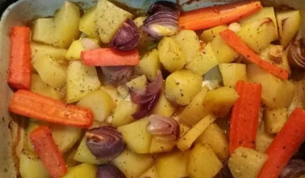 Запеканка с картофи, моркови, червен лук