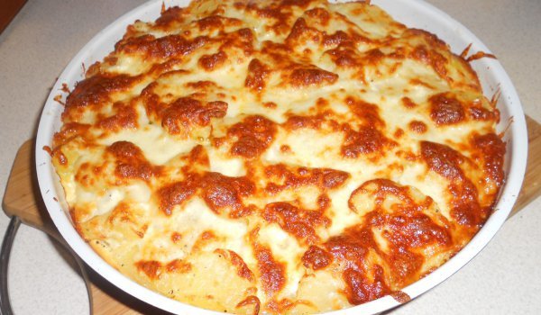 Запеканка с картофи, шунка и краставички