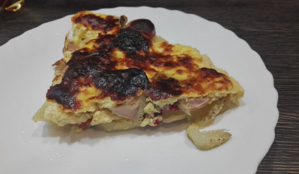 Запеканка с картофи, тиквички и кренвирши