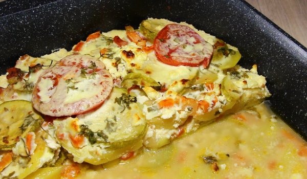 Запеканка с картофи, тиквички и сирене
