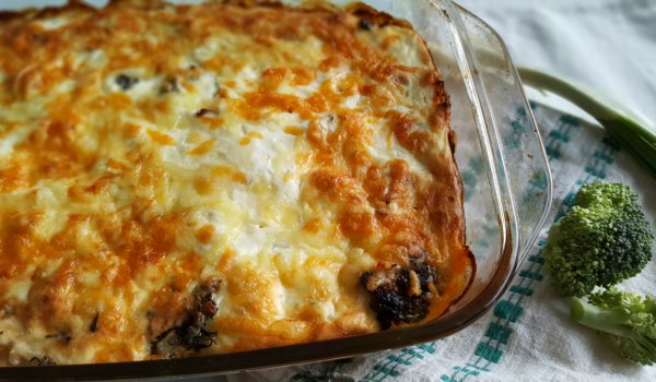 Запеканка с киноа, пилешко, броколи и гъби