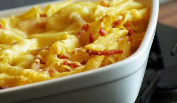 Запеканка с макарони, грах и пармезан