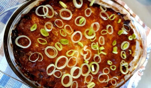 Запеканка с праз, свинско и кашкавал