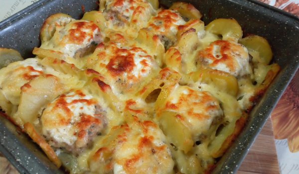 Запеканка с пресни картофи и кюфтета