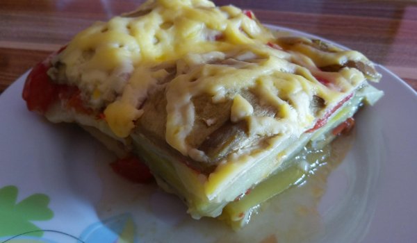 Запеканка с пресни картофи, тиквички и патладжан