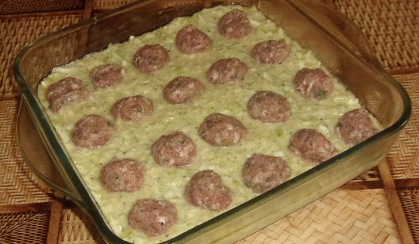 Запеканка с тиквички и кюфтенца