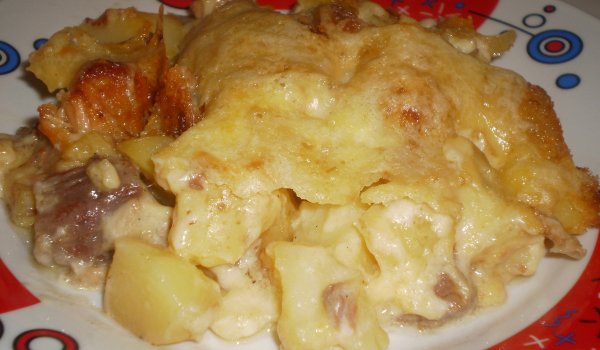 Запеканка със свинско и пресни картофи