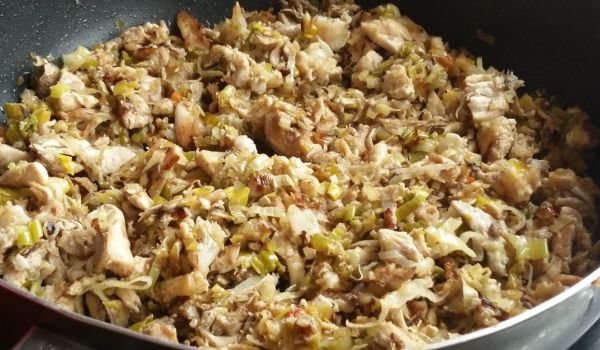 Запържено пиле с праз