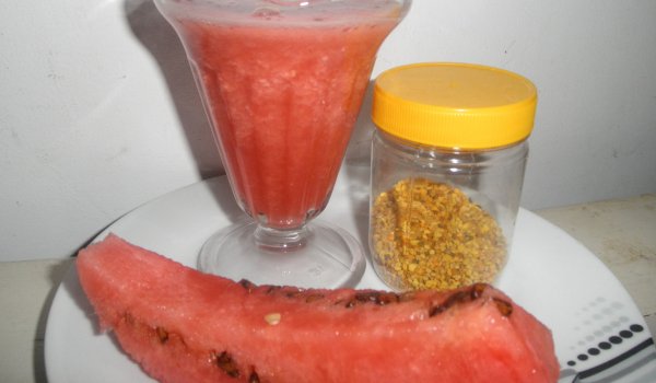 Здравословна напитка с диня и пчелен прашец