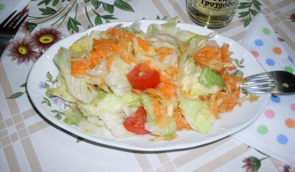 Здравословна салата от ябълки, моркови и айсберг