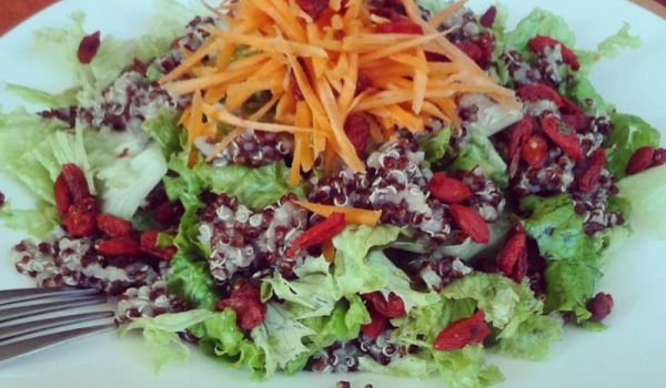 Здравословна салата с киноа и годжи бери