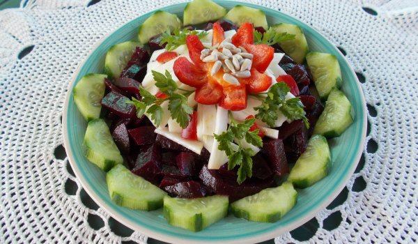 Здравословна салата с цвекло и целина