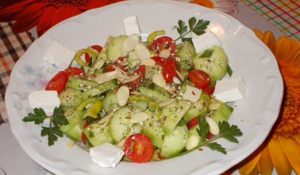 Здравословна салата със семена