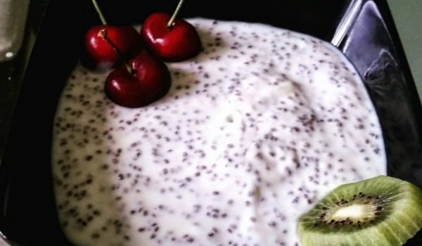 Здравословна закуска с чия, овес и плодове