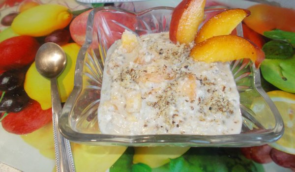 Здравословна закуска с овесени ядки, чия и праскови