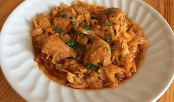 Зеле с късчета свинско месо