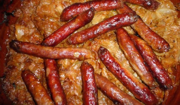 Зеле с наденички в гювеч