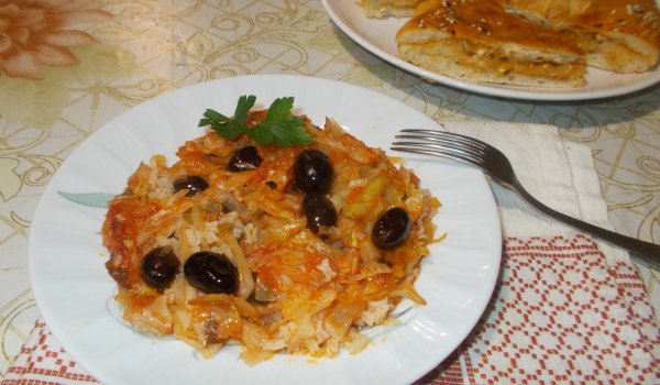 Зеле с ориз и маслини на фурна