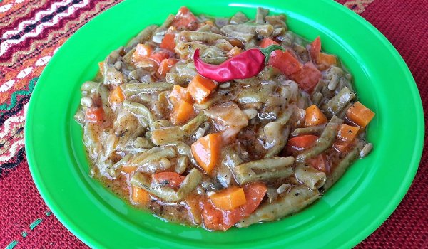 Зелен боб с моркови, камби и лук