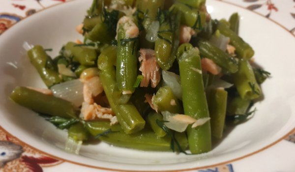 Зелен боб с пушена сьомга в кукео