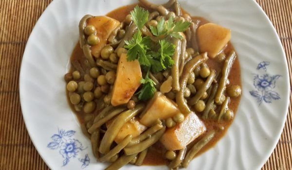 Зелен фасул с грах и картофи на фурна