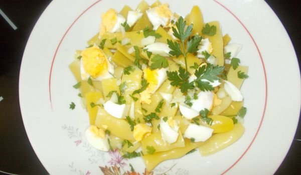 Зелен фасул с яйца и магданоз