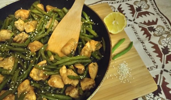 Зелен фасул с пилешко филе и сусам