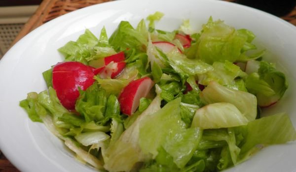 Зелена пролетна салата с репички и бял оцет