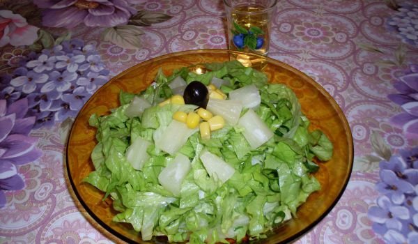 Зелена салата с ананас и царевица