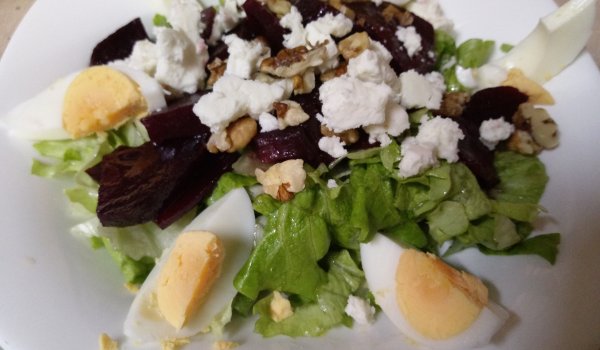 Зелена салата с червено цвекло и овче сирене