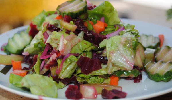 Зелена салата с червено цвекло