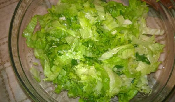 Зелена салата с чесън