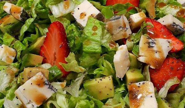 Зелена салата с ягоди и синьо сирене