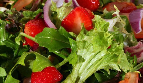 Зелена салата с ягоди