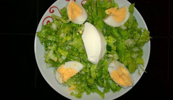 Зелена салата с яйца и кисело мляко