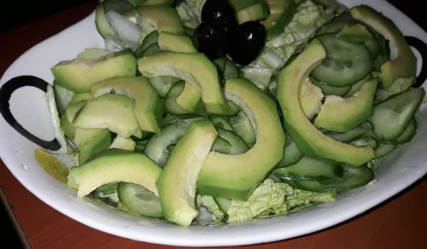 Зелена салата с китайско зеле и авокадо