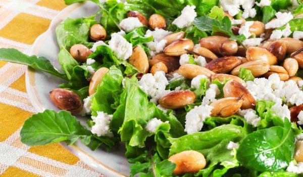 Зелена салата с козе сирене и бадеми