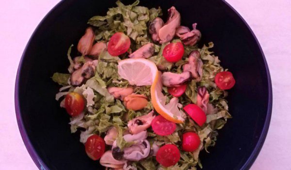 Зелена салата с миди и чери домати