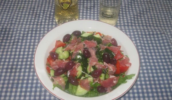 Зелена салата с прошуто и маслини