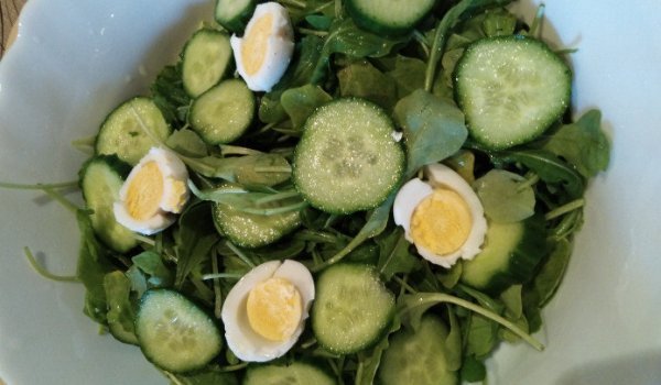 Зелена салата с пъдпъдъчи яйца