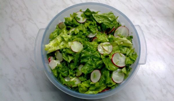 Зелена салата с репички и лук