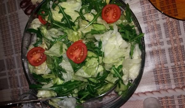 Зелена салата с рукола и айсберг