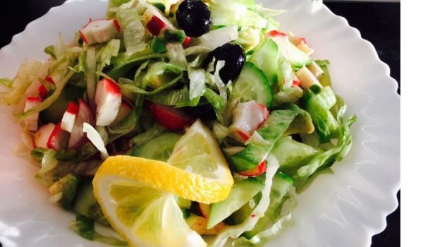 Зелена салата с рулца от раци