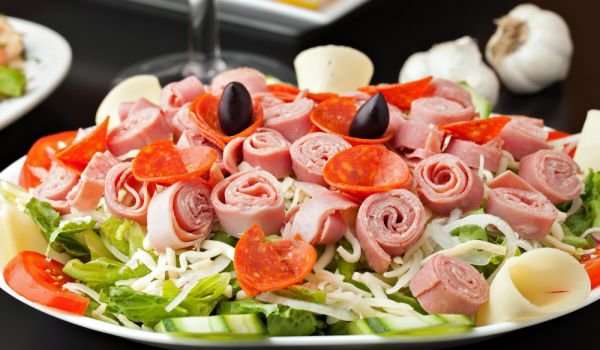 Зелена салата с шунка и кашкавал