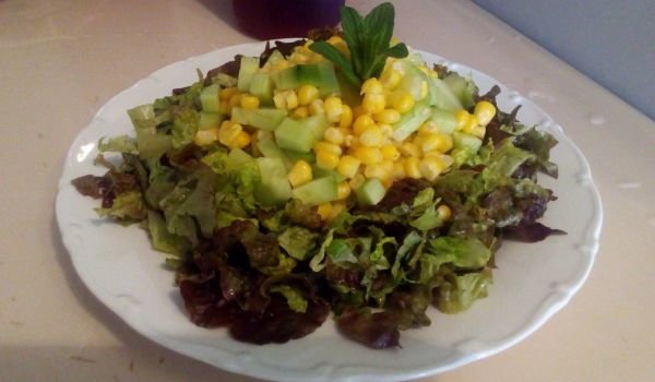 Зелена салата с царевица