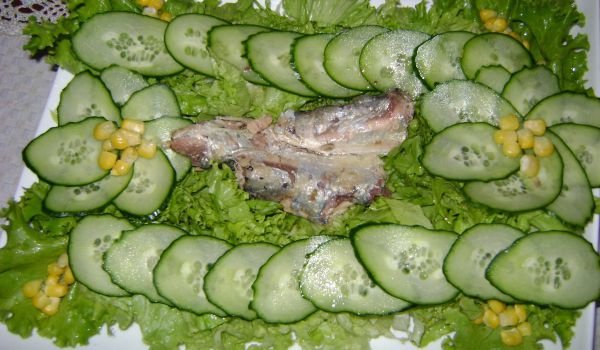 Зелена салата със сардина