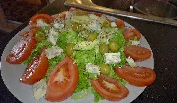 Зелена салата със синьо сирене, авокадо и маслини